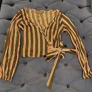 Long sleeve shirt that ties on the side.